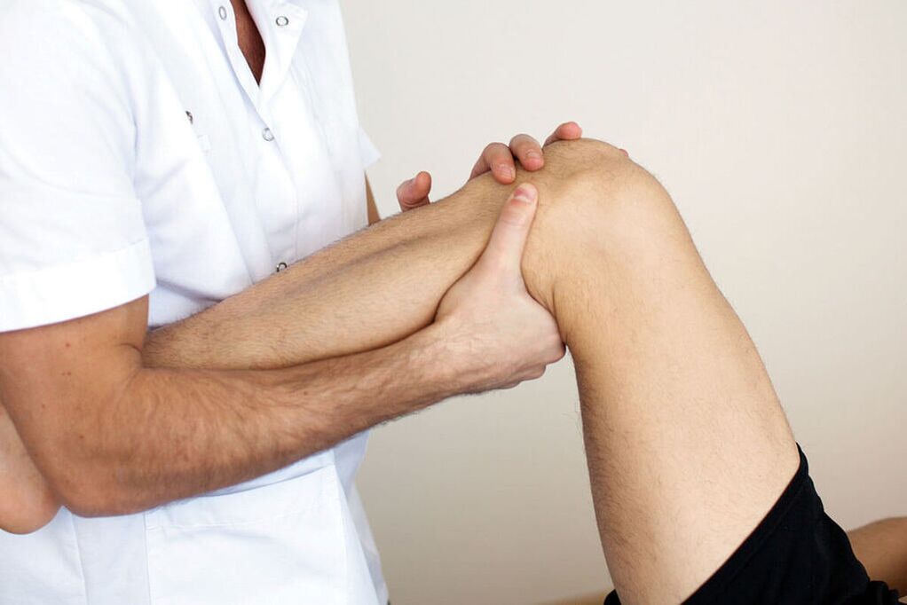 arts die een knie met artrose onderzoekt