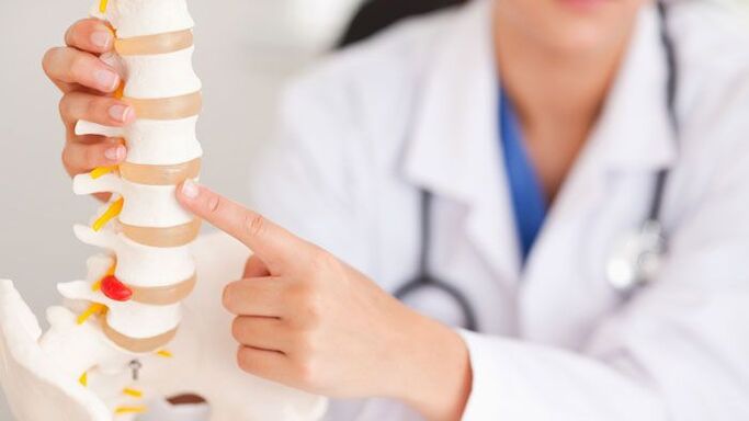 uitleg van lumbale osteochondrose op een model van de wervelkolom